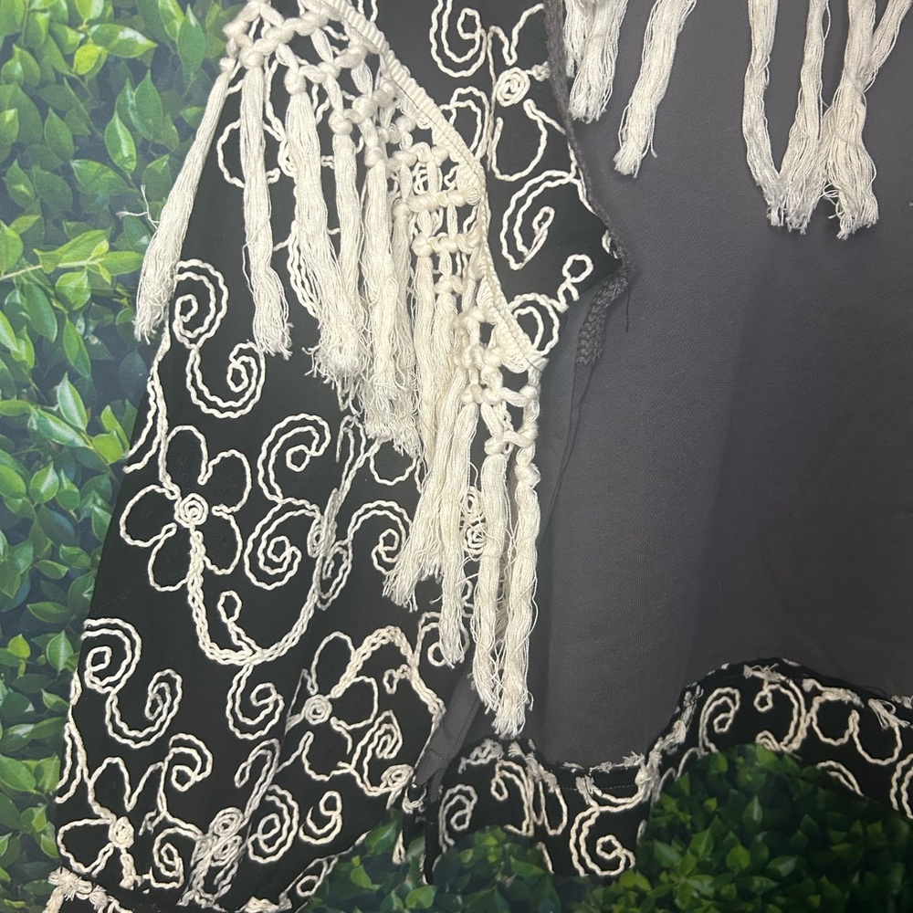 🖤🤍🖤 POL Black Sweatshirt with White Crochet Fringe 🖤🤍🖤 - Picture 5 of 6